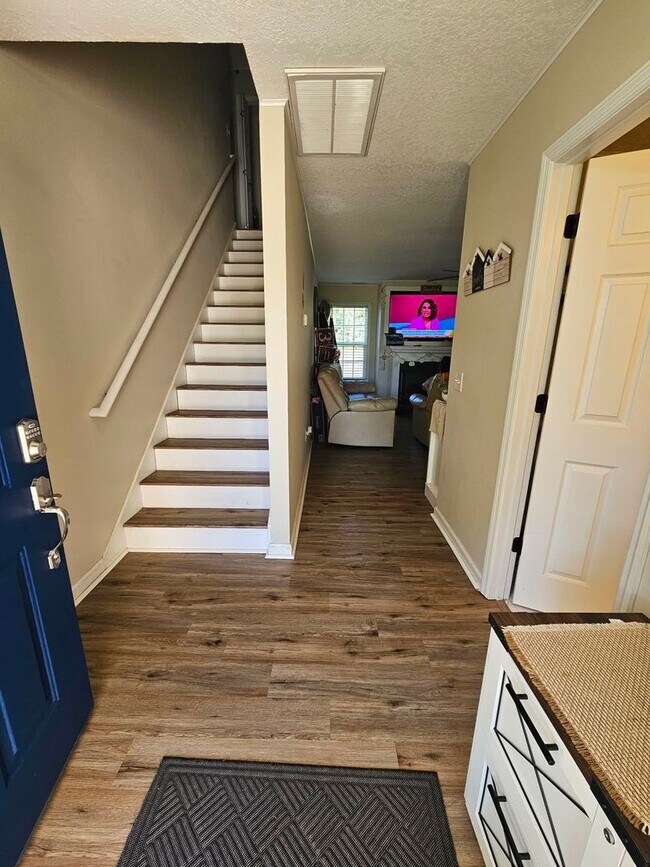 Building Photo - Nicely Updated 5 Bedroom Home!