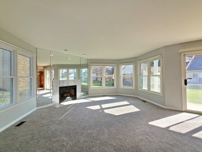 Foto del edificio - 325 Satinwood Ct S