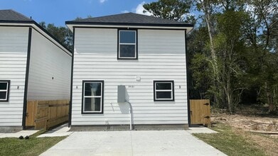 Building Photo - 9531 Everglade Dr