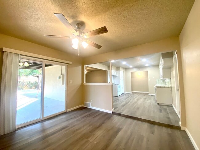 Foto del edificio - $1,895 Peach & Mckinley, 3 Bedroom - E. Ho...