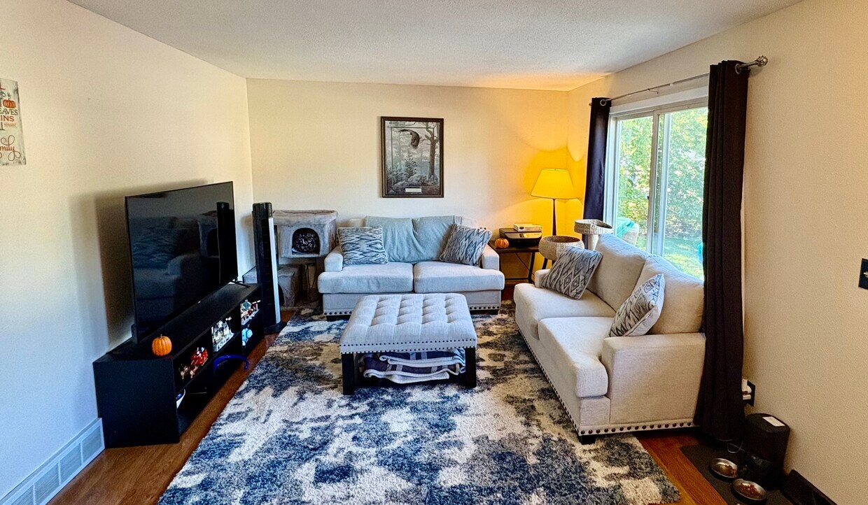 Sala de estar - 2916 Youngdale Ave