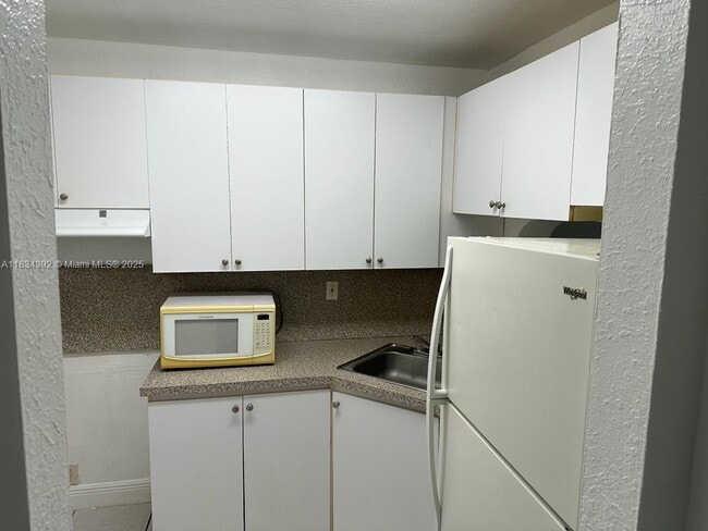 Building Photo - 17255 SW 95th Ave