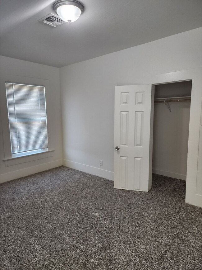 Building Photo - 4 bedroom/2 Bathroom Countryside Home with...