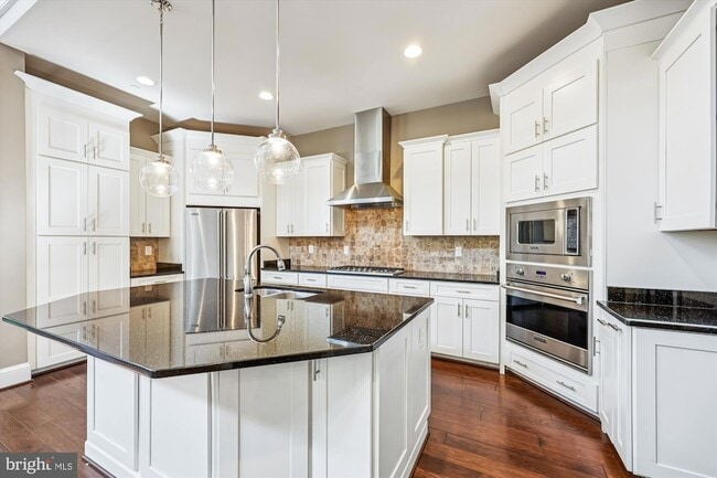Building Photo - 448 Salk Cir