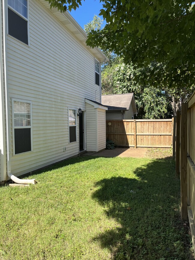 Building Photo - GREAT LEASE OPPORTUNITY! 3 BEDROOM 21/2 BA...