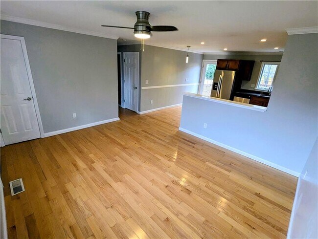 Building Photo - 47 King Phillip St