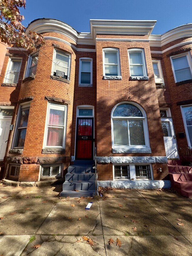 Primary Photo - Spacious 3Bed/1Bath Townhome in Parkview -...