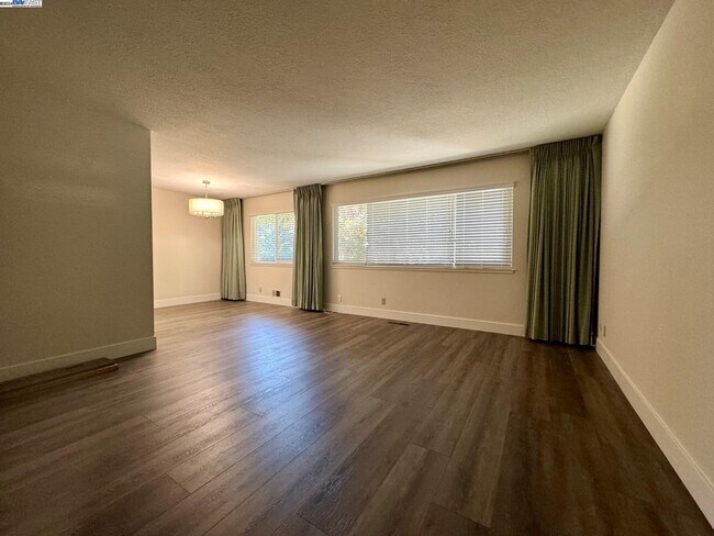 Building Photo - 6988 Havenhurst Dr
