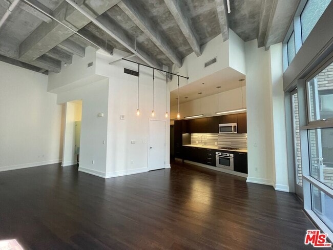 Building Photo - 727 W 7th St
