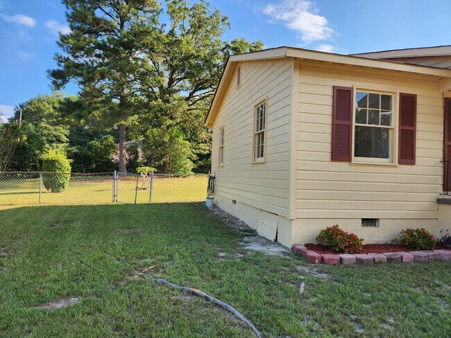 Foto del edificio - 3 Bedroom 1 Bath Corner Lot Near Ft Moore