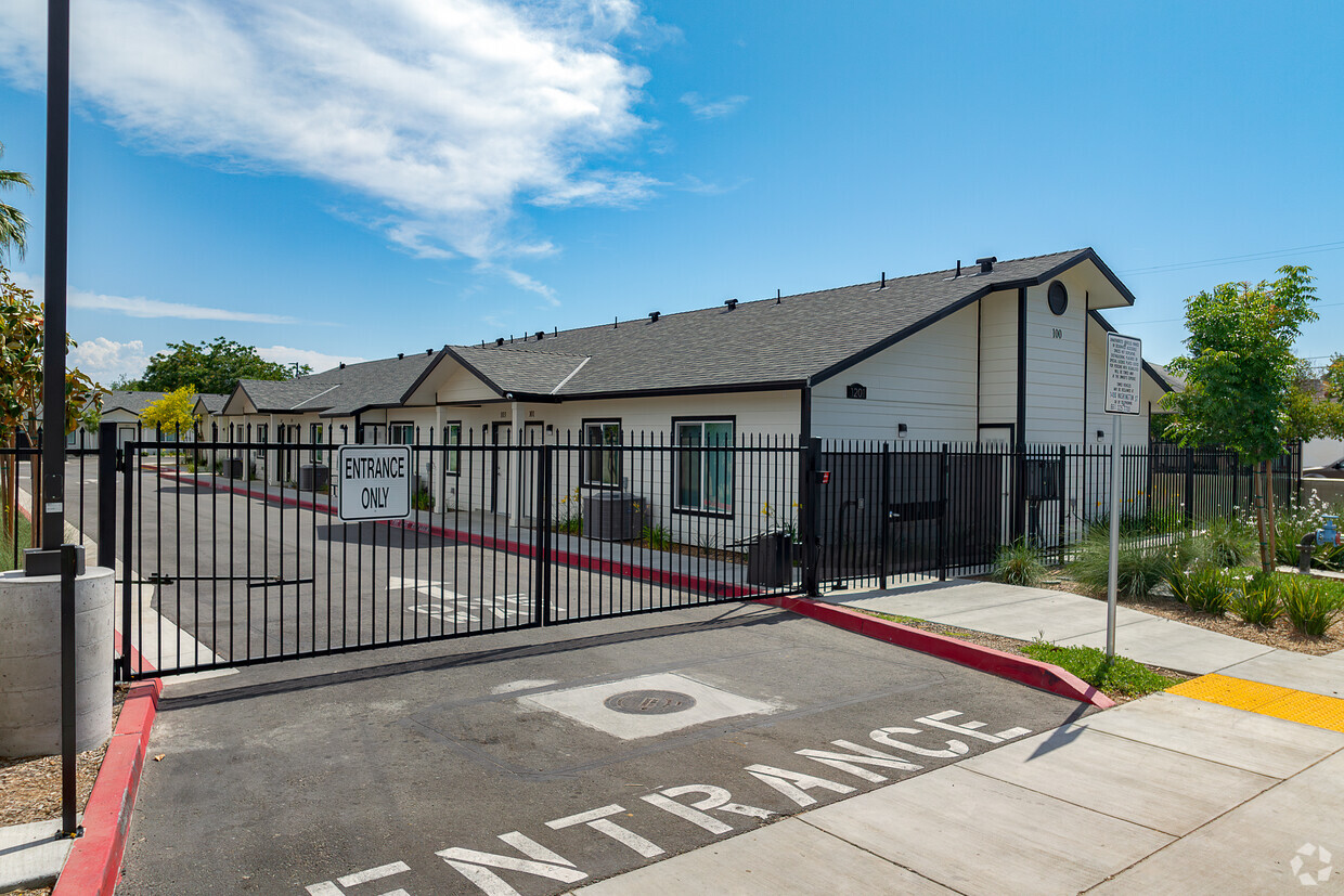 Primary Photo - 6th Street Apartments