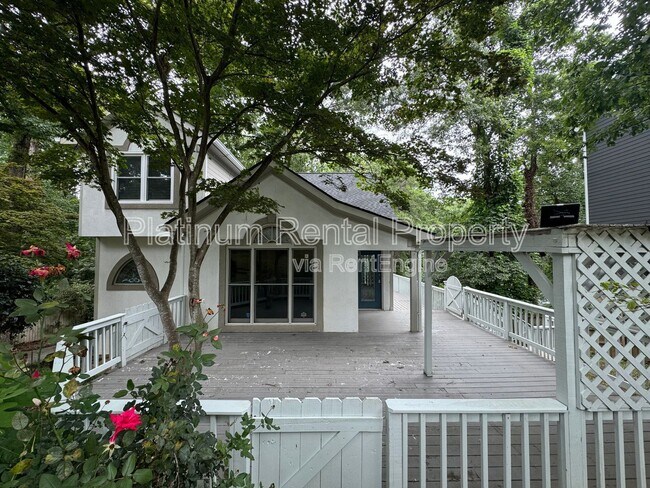 Building Photo - 3025 Lakeside Dr