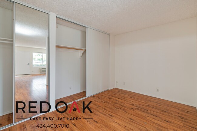 Building Photo - Cozy Jr One Bedroom with Kitchen Appliance...