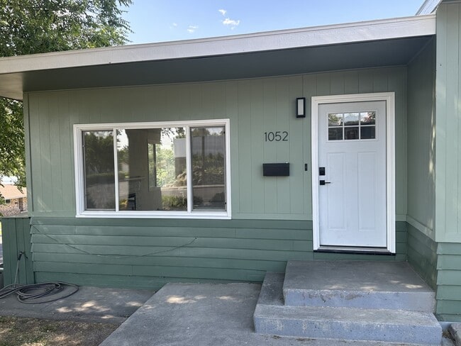 Building Photo - 1052 S Garden Dr