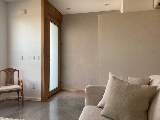 Puerta principal y entrada - 438 N Stone Mountain Dr