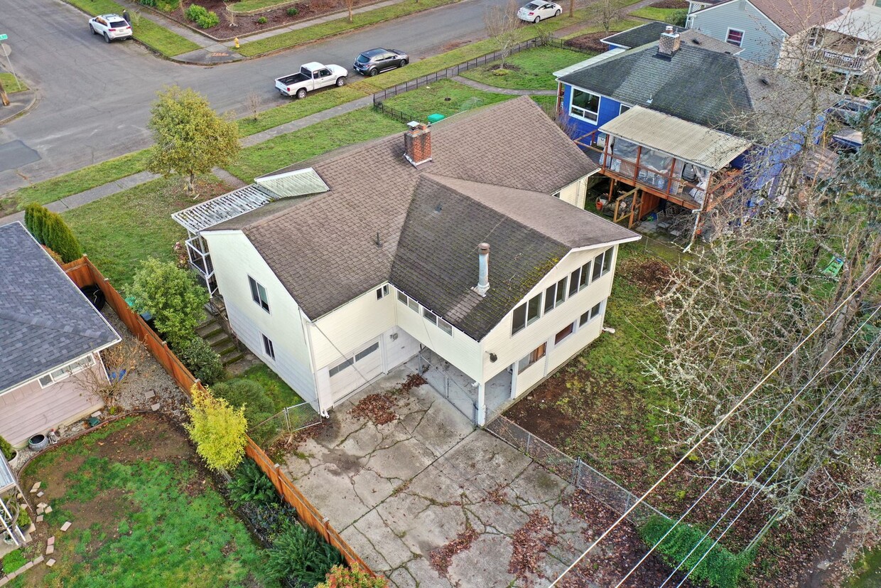 Primary Photo - Charming Olympia home offers 3 bedroom plu...