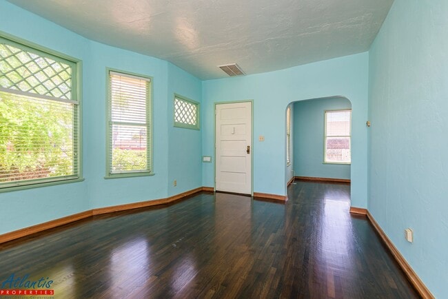 Building Photo - Lovely Home | Desirable Location