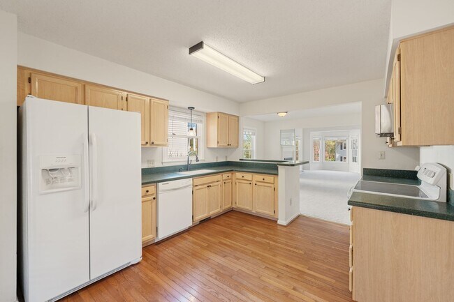 Building Photo - Price Change - Spacious 3 Bedroom, 2 Bath ...