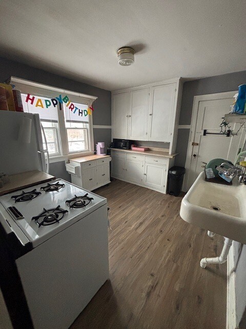 Foto del edificio - 3076 N Bartlett Ave