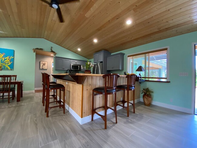 Foto del edificio - 3-Bed, 2-Bath Custom Furnished Home-Turn K...