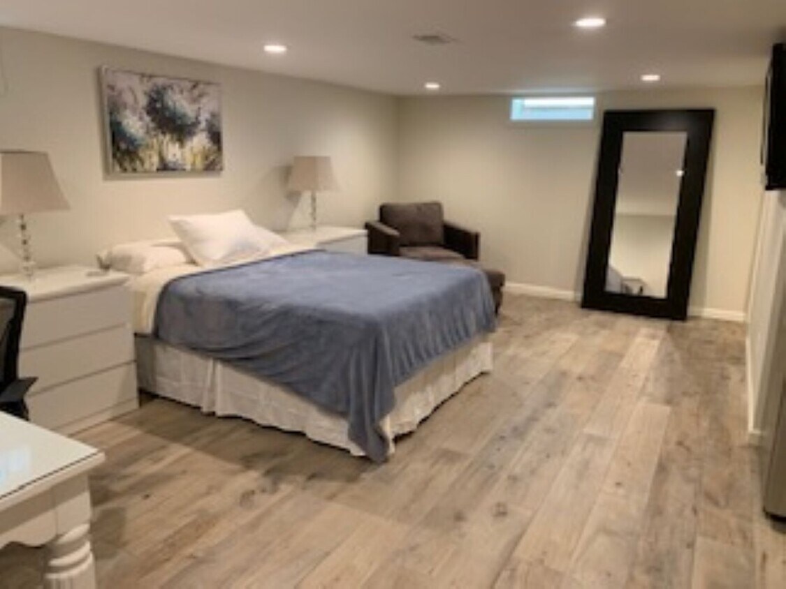 21930 Whitmore St Unit In a home, Oak Park, MI 48237 Apartments in