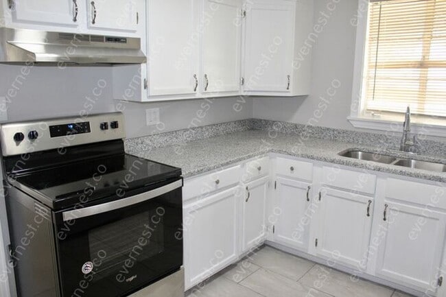 Building Photo - 4 BED & 2.5 BATH / PET-FRIENDLY / S8 ACCEPTED