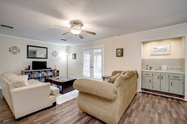 Building Photo - Fully Furnished Home