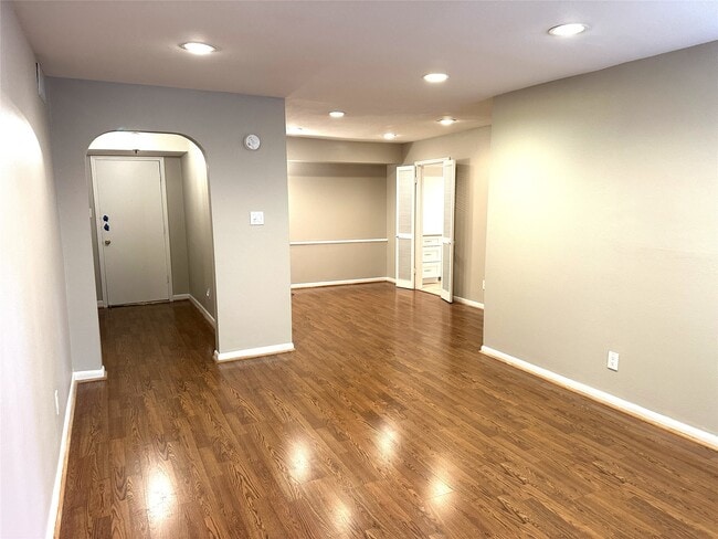 Building Photo - 359 N Post Oak Ln
