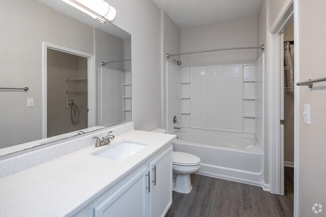 1BR, 1BA - 741SF - Bathroom - Discovery at Mountain View - NEW