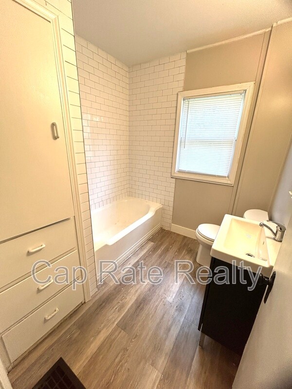 Foto del edificio - 1366 Duxberry Ave