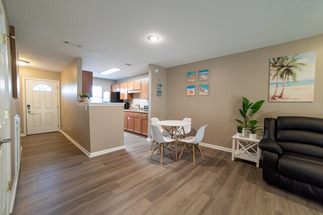 Foto del edificio - 6300 Pinetree Ave