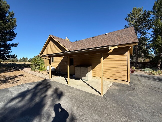 Building Photo - County Setting in NW Bend - 3 Bedroom / 2 Bathroom