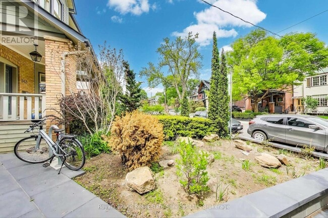 Building Photo - 846 Carlaw Ave