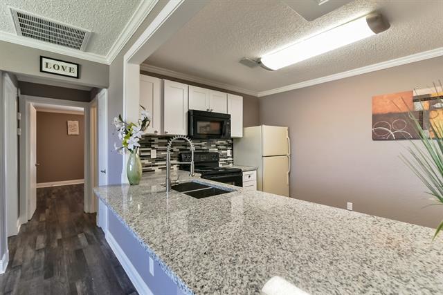 Foto del edificio - 2200 E Trinity Mls Rd