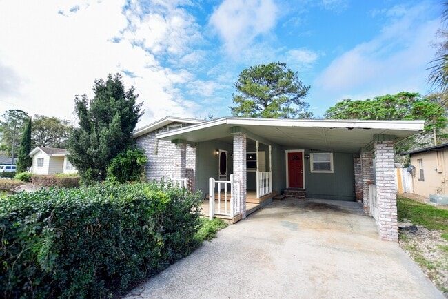 Charming 3 Bedroom 2 Bathroom Near Downtow... - Charming 3 Bedroom 2 Bathroom Near Downtow... House