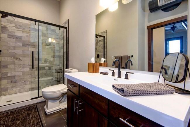 Building Photo - Luxury fully furnished downtown loft 2 bed...