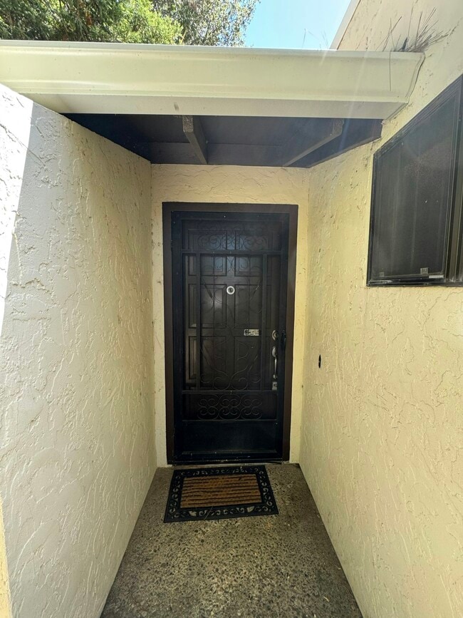 Foto del edificio - 2439 Sharon Oaks Dr