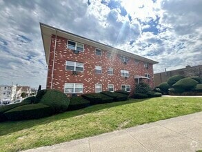 Building Photo - 35 Beers St