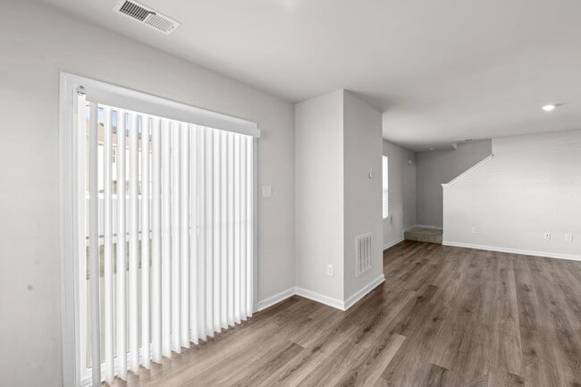 Foto del edificio - YORK COUNTY 4Bdrm w/Fenced BCKYD.