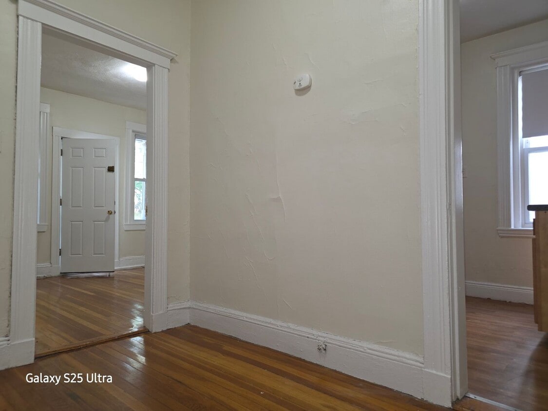 Foto principal - No brokers Fee, No Security Deposit, Heat,...