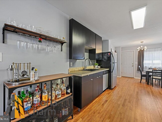 Foto del edificio - Beautifully Renovated 2-Bed, 1-Bath with P...