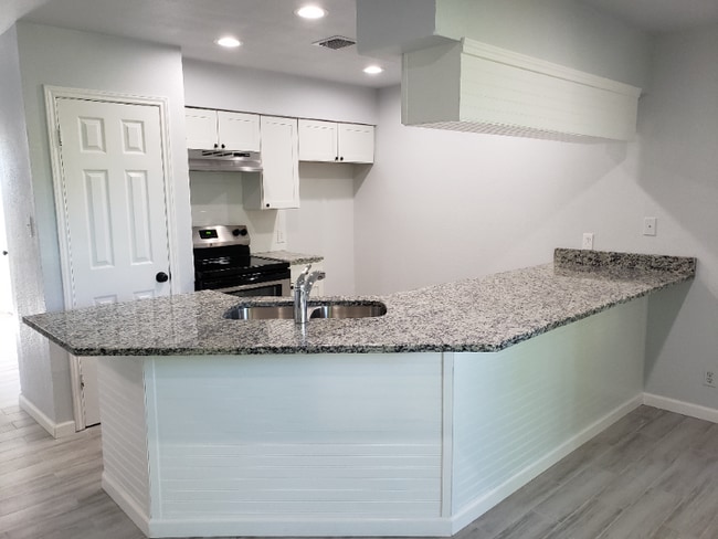 Building Photo - 7576 Windsor Oaks