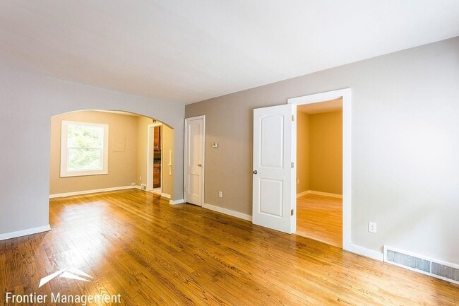 Building Photo - 626 Bertrand St