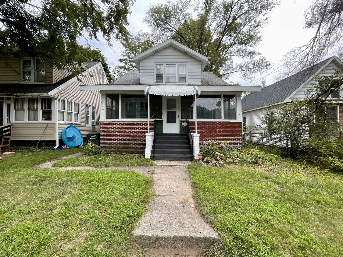 Primary Photo - 839 W Larch Ave