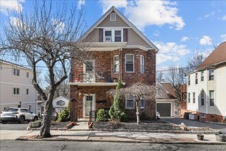 Building Photo - 7 Oak Ave