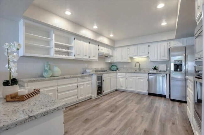 Building Photo - Large Rinconada Hills Home in Cul-De-Sac, A/C, Patio, Balcony, 2C Garage, Gated Complex, Pools, T...