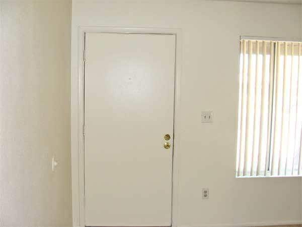 Building Photo - GREAT TEMPE LOCATION - 3 BED 2 BATH NOW AV...
