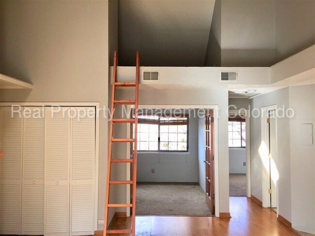 Building Photo - Lovely Condo in Glendale