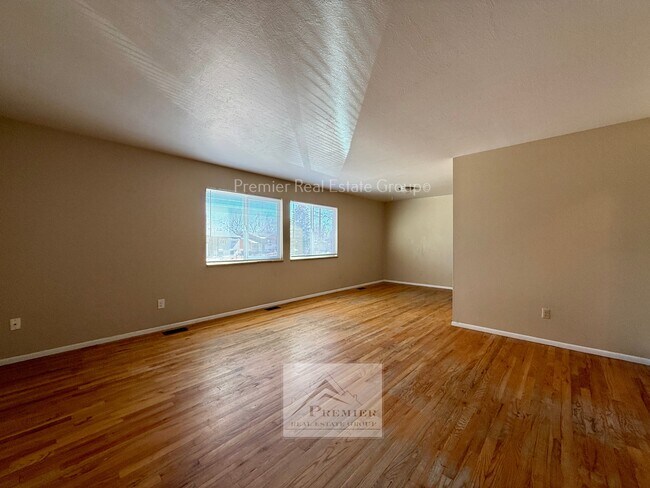 Foto del edificio - 310 Fairfax St