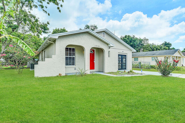 Building Photo - 1016 Pioneer Dr